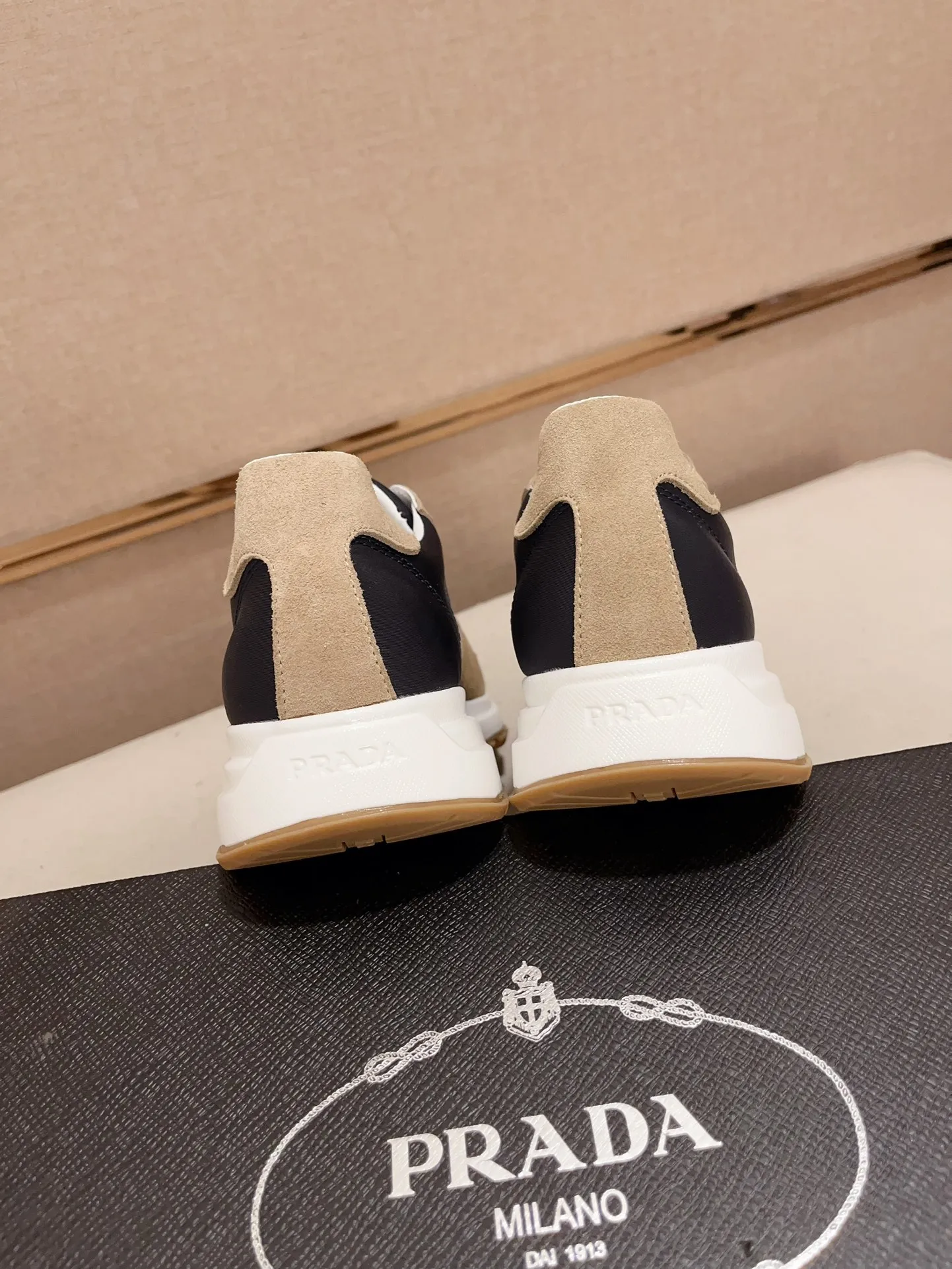 Men's shoes💰 540💰 ✔️✔️✔️Higher version High-quality new PRADA (Prada) counters are launched simultaneously. The new men's shoes and 😘fabric are made of selected first-layer cowhide ➕ breathable fabric technology. Lining: Full cowhide lining. 👍🏿 High-end ☄️ air-cushion molded anti-slip rubber outsole, exquisite lines, simple and elegant, comfortable and high-end for leisure travel. Code number: 38 to 44 (45 can be customized)